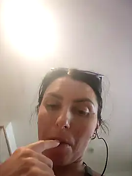 Snapshot of Izabella_Bella chatting on 02/18/25, 07:10 Izabella Bella online show from 02/18/25, 07:10