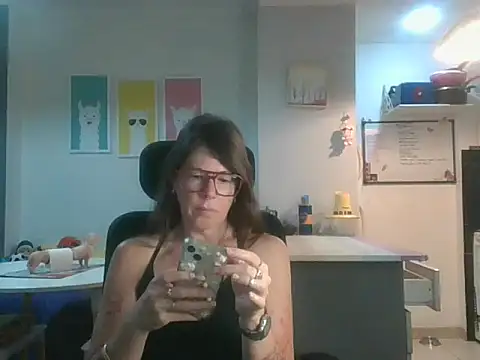 Snapshot of Calentandote chatting on 10/13/25, 07:43 Calentandote online show from 10/13/25, 07:43