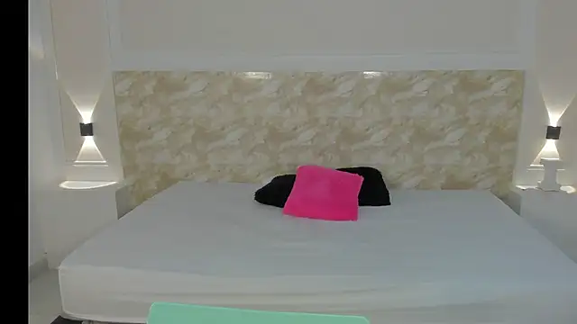 Snapshot of AliceRoss0 chatting on 11/26/25, 11:27 AliceRoss0 online show from 11/26/25, 11:27