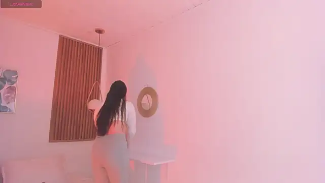 Snapshot of TiffanyWright chatting on 01/19/26, 01:04 TiffanyWright online show from 01/19/26, 01:04