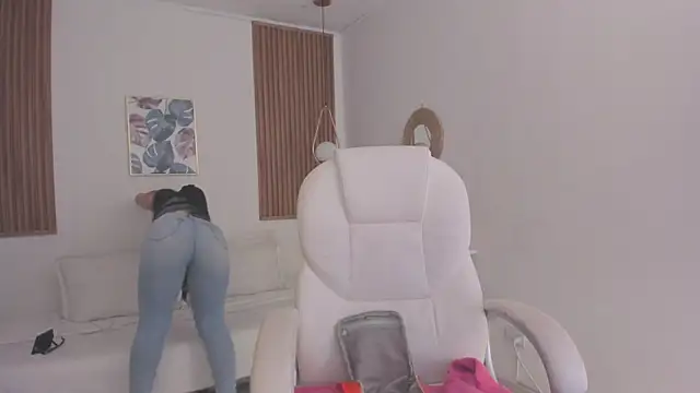 Snapshot of TiffanyWright chatting on 12/15/25, 01:28 TiffanyWright online show from 12/15/25, 01:28