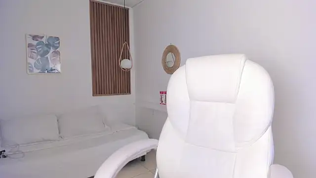 Snapshot of TiffanyWright chatting on 12/14/25, 02:00 TiffanyWright online show from 12/14/25, 02:00