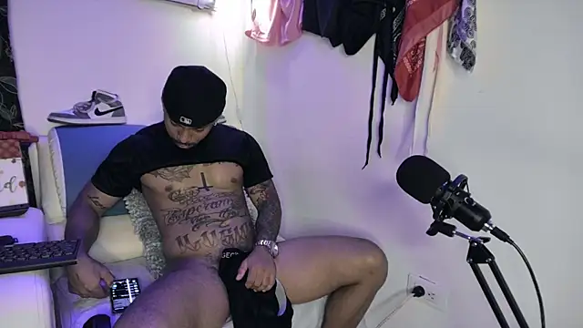 Snapshot of Leenar_Key chatting on 03/11/25, 01:56 Leenar Key online show from 03/11/25, 01:56