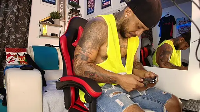 Snapshot of Leenar_Key chatting on 10/27/25, 01:45 Leenar Key online show from 10/27/25, 01:45