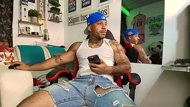 Snapshot of Leenar_Key chatting on 12/01/25, 01:01 Leenar Key online show from 12/01/25, 01:01