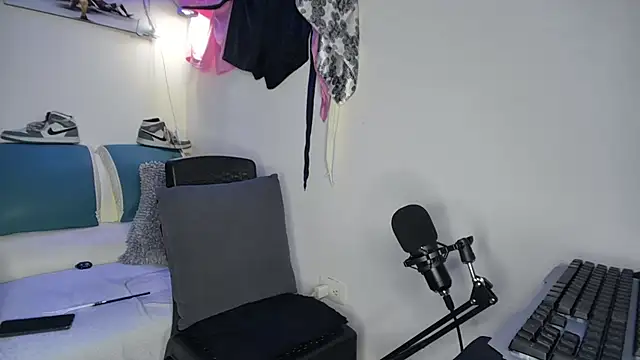 Snapshot of Leenar_Key chatting on 03/21/25, 02:50 Leenar Key online show from 03/21/25, 02:50