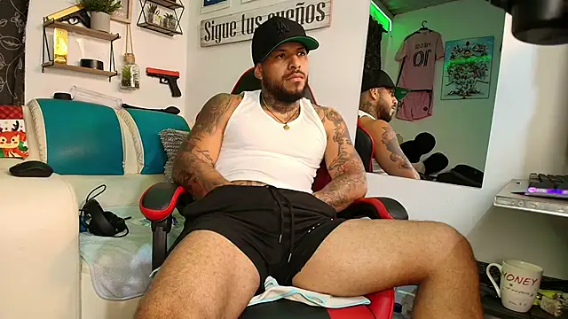 Snapshot of Leenar_Key chatting on 11/21/25, 02:10 Leenar Key online show from 11/21/25, 02:10