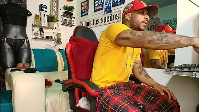 Snapshot of Leenar_Key chatting on 12/16/25, 01:59 Leenar Key online show from 12/16/25, 01:59