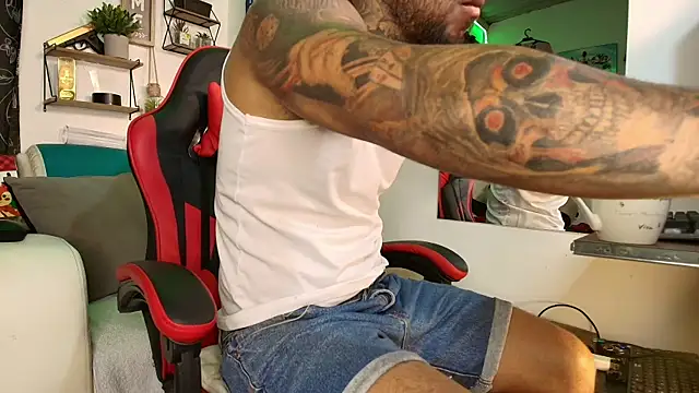 Snapshot of Leenar_Key chatting on 10/31/25, 01:52 Leenar Key online show from 10/31/25, 01:52