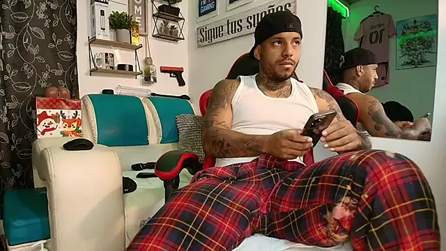 Snapshot of Leenar_Key chatting on 12/04/25, 11:20 Leenar Key online show from 12/04/25, 11:20