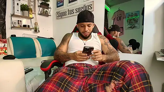 Snapshot of Leenar_Key chatting on 11/25/25, 01:44 Leenar Key online show from 11/25/25, 01:44