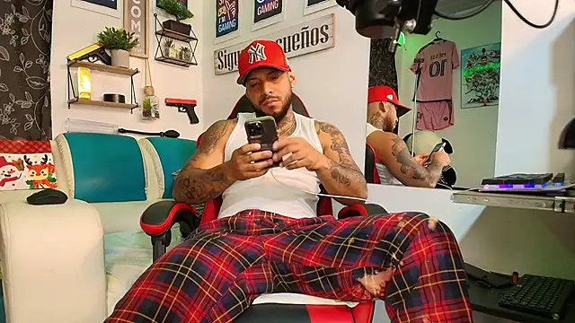 Snapshot of Leenar_Key chatting on 11/10/25, 02:11 Leenar Key online show from 11/10/25, 02:11