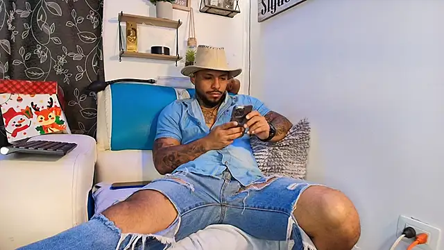 Snapshot of Leenar_Key chatting on 10/11/25, 04:41 Leenar Key online show from 10/11/25, 04:41