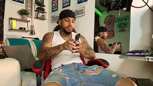 Snapshot of Leenar_Key chatting on 11/01/25, 03:17 Leenar Key online show from 11/01/25, 03:17