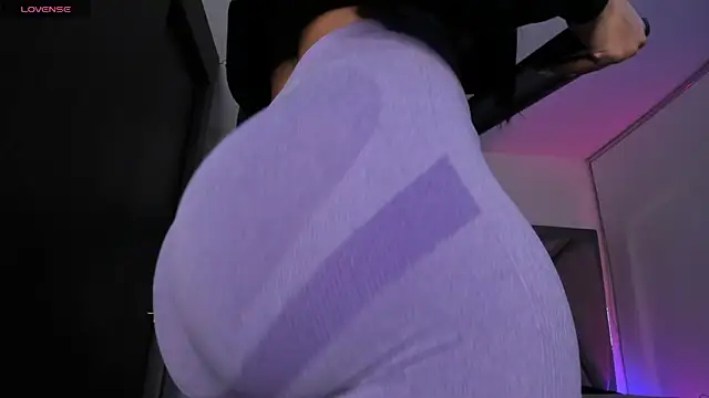 samaay07  online show from 10/23/25, 04:00