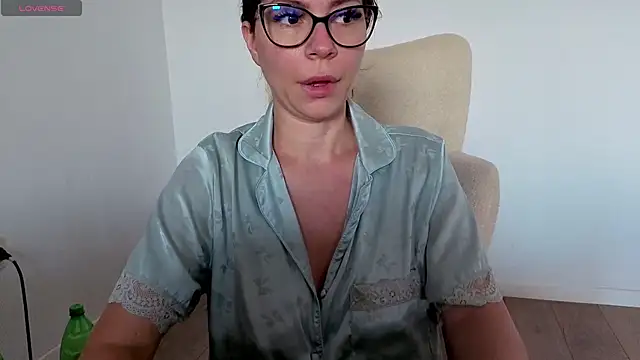 Snapshot of Jullyenn3 chatting on 06/19/26, 11:05 Jullyenn3 online show from 06/19/26, 11:05