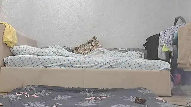 Snapshot of Vika_ chatting on 11/19/25, 12:43 Vika online show from 11/19/25, 12:43