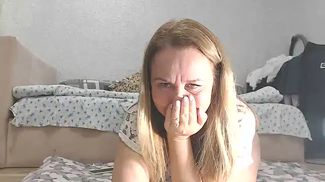 Snapshot of Vika_ chatting on 10/26/25, 04:35 Vika online show from 10/26/25, 04:35