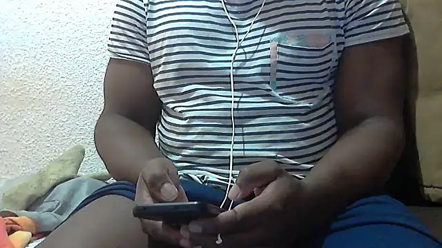 Snapshot of mmoiblack chatting on 10/23/25, 01:43 mmoiblack online show from 10/23/25, 01:43