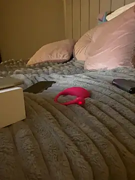 Snapshot of UKSYDNEYFOX chatting on 11/14/25, 02:15 UKSYDNEYFOX online show from 11/14/25, 02:15