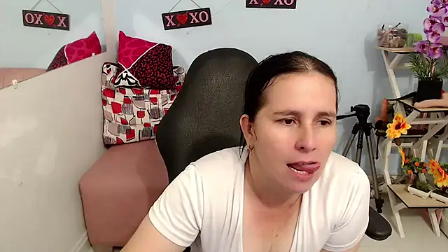 victoria jones online show from 11/11/25, 04:24