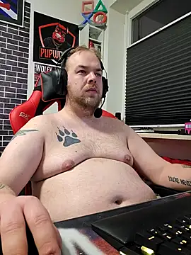 Snapshot of PupW0lfy chatting on 01/22/25, 04:44 PupW0lfy online show from 01/22/25, 04:44