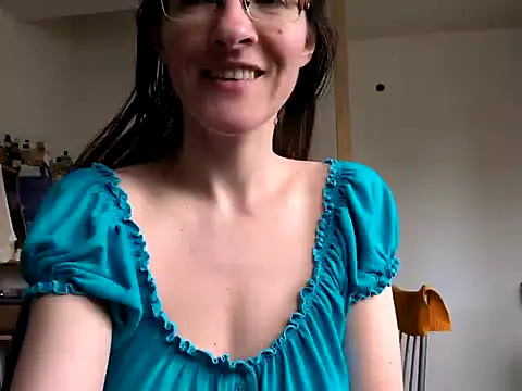 Snapshot of Milky_hairy_mommy chatting on 03/11/25, 01:34 Milky hairy mommy online show from 03/11/25, 01:34