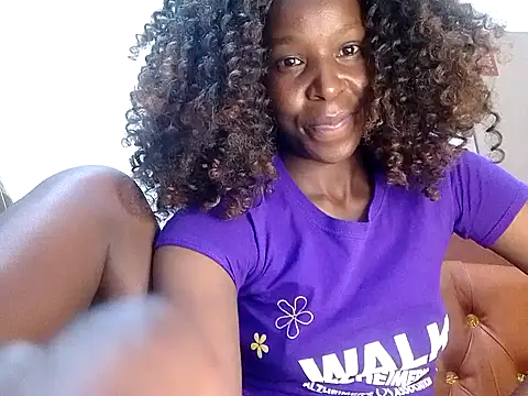 Snapshot of Claris2 chatting on 10/11/25, 07:48 Claris2 online show from 10/11/25, 07:48