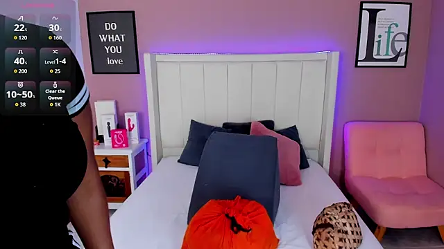 Britanymooree online show from 10/30/25, 07:33