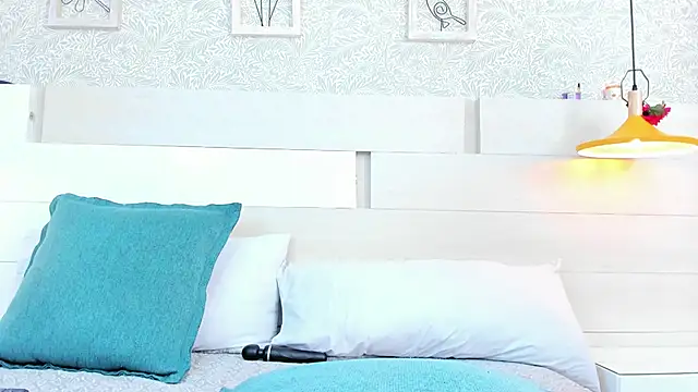 Isabela Coleman online show from 11/08/25, 02:09