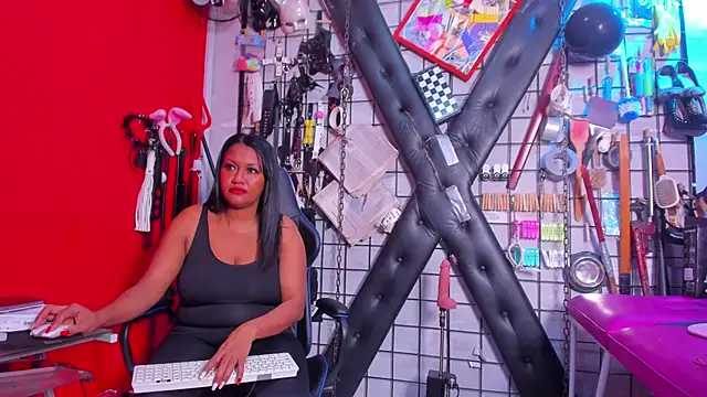 Snapshot of Madame_pain_ chatting on 02/21/25, 01:22 Madame pain online show from 02/21/25, 01:22