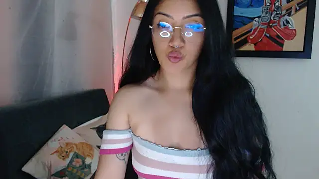 Snapshot of Suzanne_abbey chatting on 05/30/26, 01:12 Suzanne abbey online show from 05/30/26, 01:12
