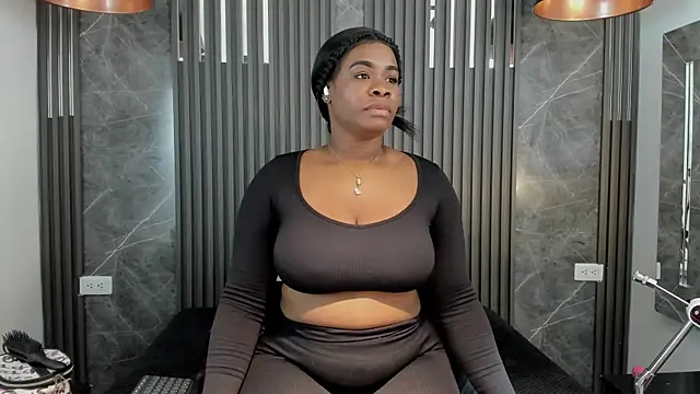 SaraiEvans online show from 11/04/25, 03:21