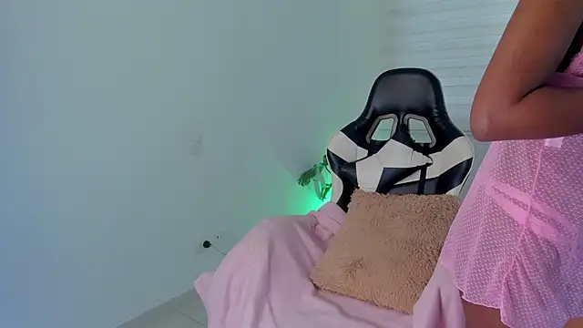 SavannahWildee online show from 08/03/26, 12:00