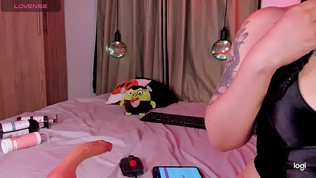 Snapshot of LilyRobertts chatting on 10/26/25, 02:56 LilyRobertts online show from 10/26/25, 02:56