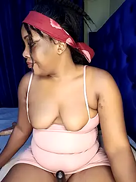 Snapshot of Queenshaz01 chatting on 03/11/25, 11:37 Queenshaz01 online show from 03/11/25, 11:37