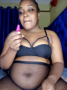 Snapshot of Queenshaz01 chatting on 11/05/25, 12:25 Queenshaz01 online show from 11/05/25, 12:25