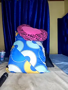 Snapshot of Queenshaz01 chatting on 11/12/25, 12:37 Queenshaz01 online show from 11/12/25, 12:37