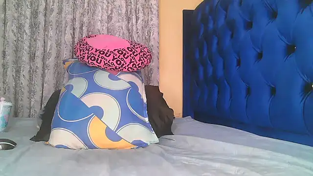 Snapshot of Queenshaz01 chatting on 12/05/25, 12:54 Queenshaz01 online show from 12/05/25, 12:54