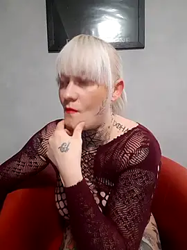 Snapshot of poussichienne chatting on 10/12/25, 02:18 poussichienne online show from 10/12/25, 02:18