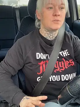 Snapshot of poussichienne chatting on 12/17/25, 09:47 poussichienne online show from 12/17/25, 09:47