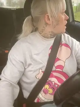 Snapshot of poussichienne chatting on 11/15/25, 11:58 poussichienne online show from 11/15/25, 11:58