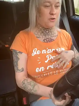 Snapshot of poussichienne chatting on 11/14/25, 11:36 poussichienne online show from 11/14/25, 11:36