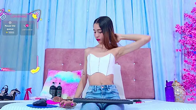 Snapshot of AuraRoss chatting on 01/05/26, 07:39 AuraRoss online show from 01/05/26, 07:39