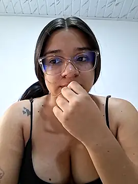 Snapshot of -VICKKY chatting on 06/16/26, 01:44 -VICKKY online show from 06/16/26, 01:44