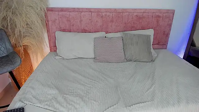 Sofiawilson  online show from 11/12/25, 02:32