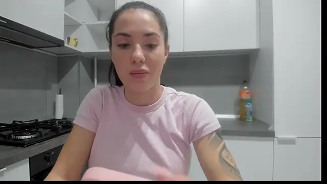 Snapshot of Emmapmg chatting on 12/16/25, 10:58 Emmapmg online show from 12/16/25, 10:58