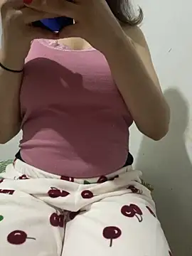 Snapshot of farah-36 chatting on 10/18/25, 10:01 farah-36 online show from 10/18/25, 10:01