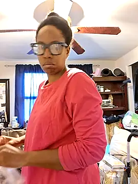 Snapshot of madamsensuale chatting on 10/27/25, 12:06 madamsensuale online show from 10/27/25, 12:06