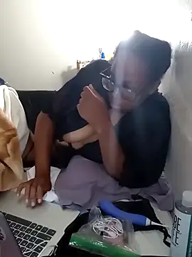 Snapshot of madamsensuale chatting on 11/26/25, 12:43 madamsensuale online show from 11/26/25, 12:43